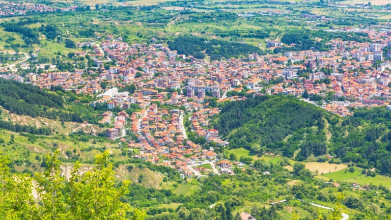 Гоце Делчев – южното бижу сгушено в Пирин планина Гоце Делчев - сърцето на Пирин планина