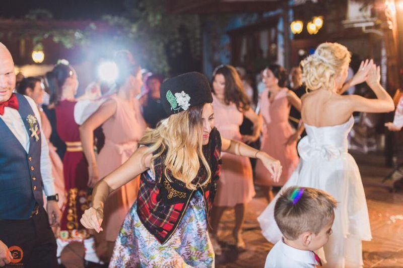 Атракционна програма с танцьори в Таверна Омар