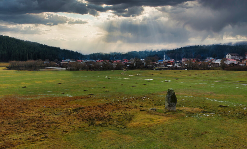 Побит камък