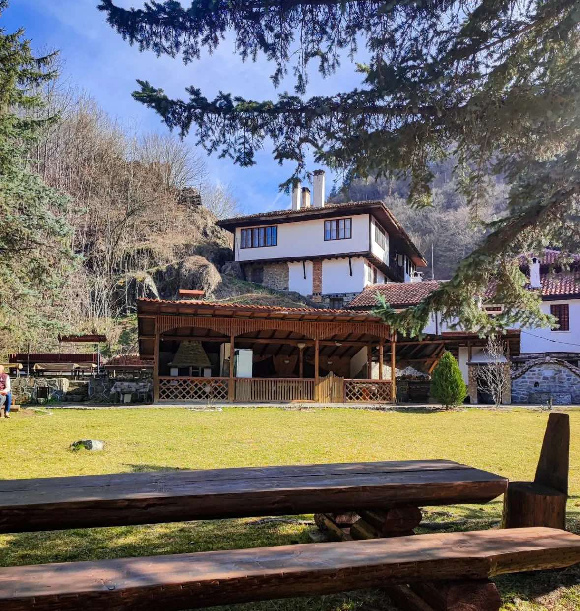 Място за отдих в градината на манастир Седемте престола