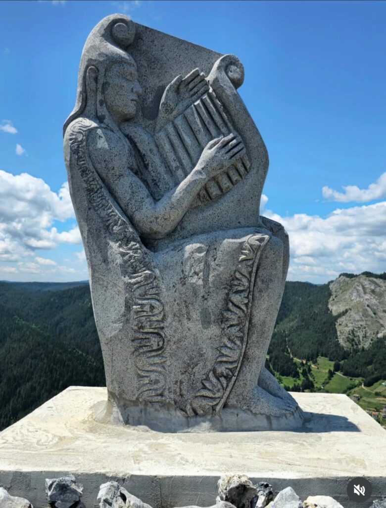 Орфеев връх над Триград 