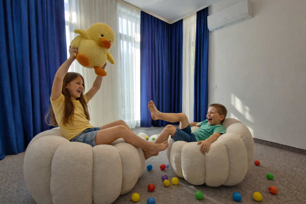 Деца се забавляват в Therma Apartment 